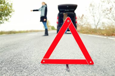 Yolda trafik uyarı işaretleri 