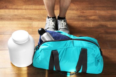 spor çantası ve kadın bacakları