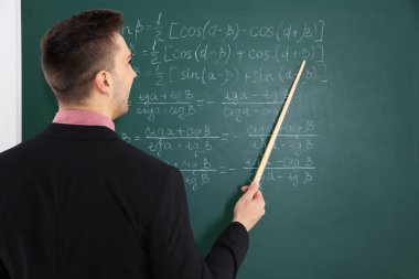 Genç erkek öğretmen 