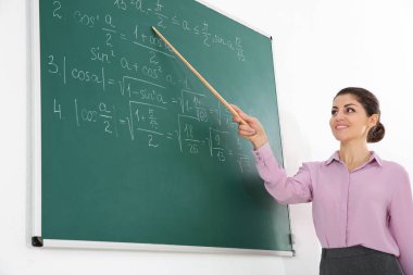 güzel öğretmen sınıfta