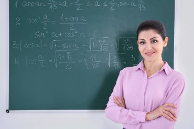 güzel öğretmen sınıfta