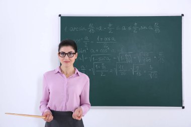 güzel öğretmen sınıfta