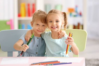 sevimli küçük kız  