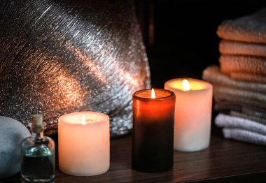 Ahşap masada mum yakmak.