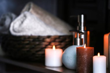 Ahşap raf üzerinde yanan mumlar