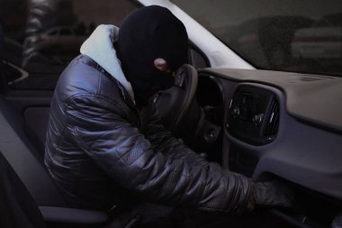 Erkek hırsız değerli araba çalmak