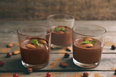 Bardaklarda çikolata Mousse