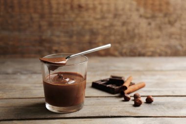 Bardakta çikolatalı mus.