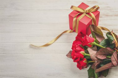 Güzel kırmızı gül ve hediye kutusu 