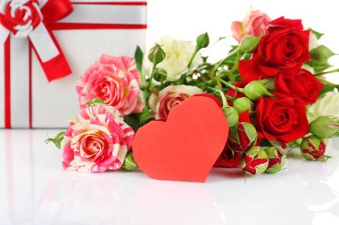 çiçekler ve tebrik kartı