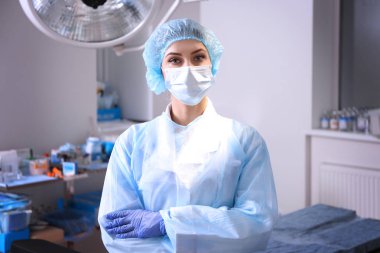 Modern klinik, ameliyathane genç doktor