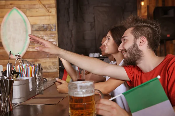 Amigos Alegres Emocionalmente Viendo Partido Fútbol Bar Deportivo — Foto de Stock