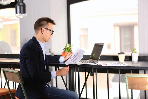 Homem bonito com laptop estudando — Fotografia de Stock