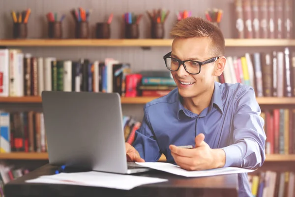 Schöner Mann mit Laptop beim Lernen — Stockfoto