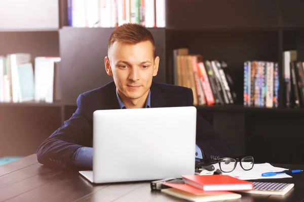 Pohledný muž se studiem laptop — Stock fotografie