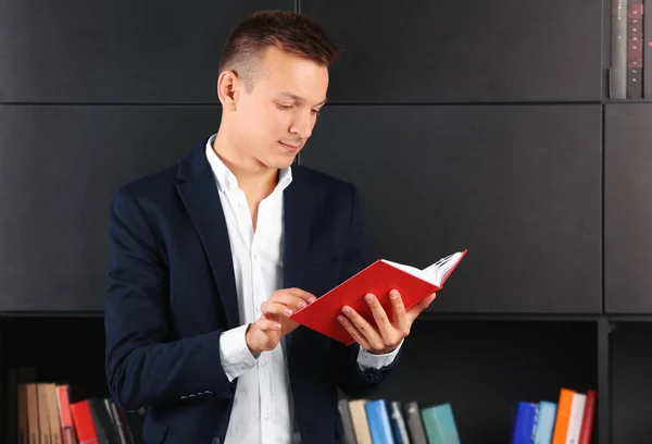 Bonito homem leitura livro — Fotografia de Stock