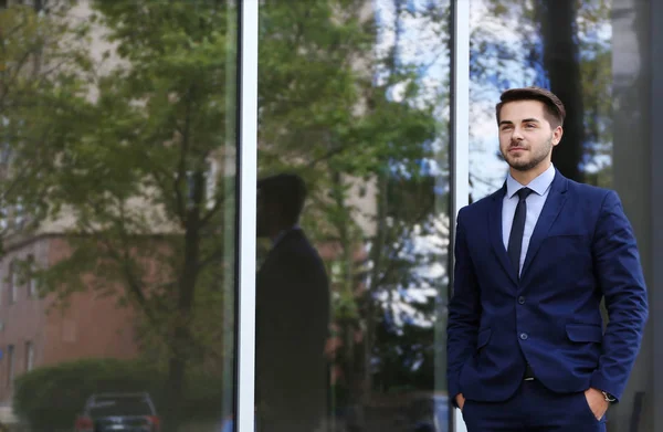 Jovem empresário no cargo — Fotografia de Stock