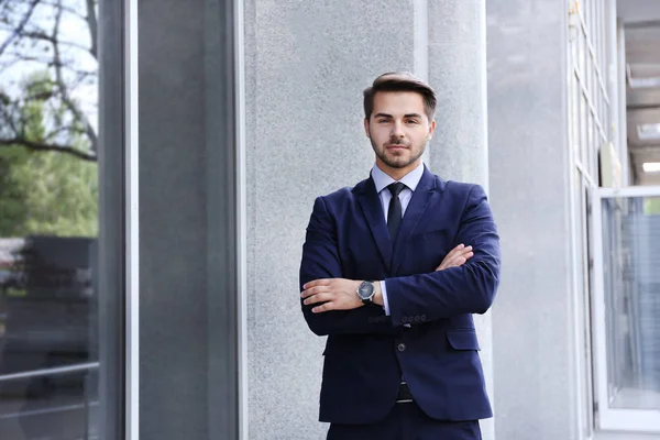 Joven empresario en el cargo — Foto de Stock