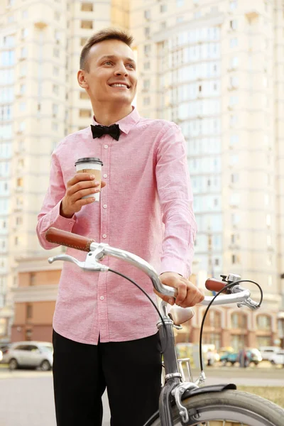 Hombre con bicicleta y café — Foto de Stock