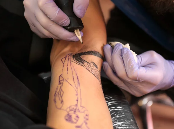 Händerna Professionell Konstnär Att Göra Tatuering Salongen Nära Håll — Stockfoto