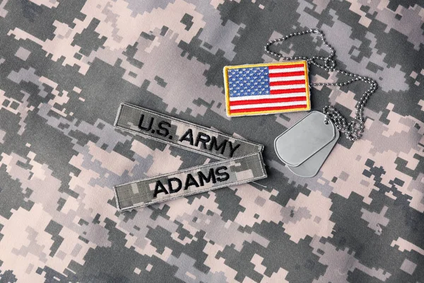 Militärt ID-taggar med Usa flaggan på uniform — Stockfoto