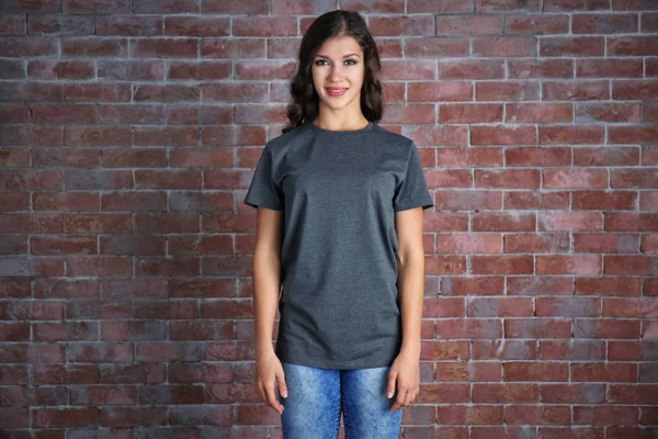 Genç kadın boş t-shirt — Stok fotoğraf