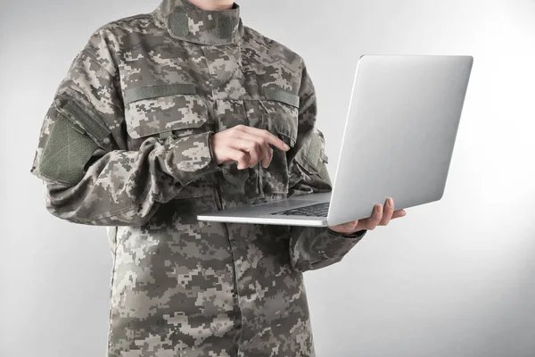 Soldato che tiene il computer portatile — Foto Stock