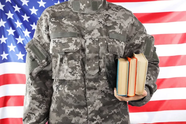 Στρατιώτης εκμετάλλευση βιβλία — Φωτογραφία Αρχείου