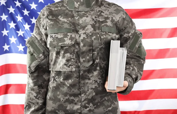 Soldado segurando livros — Fotografia de Stock