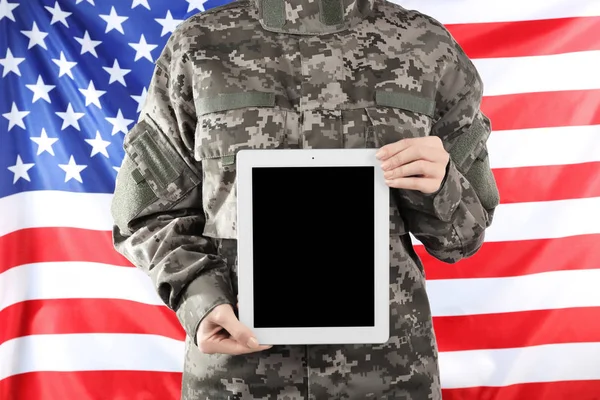 Στρατιώτης εκμετάλλευση tablet — Φωτογραφία Αρχείου
