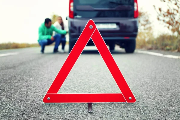 Trafik varningstecken på väg — Stockfoto