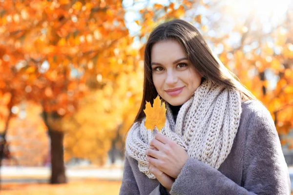 Feliz joven mujer — Foto de Stock