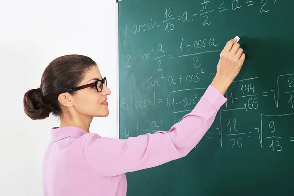 Bela professora em sala de aula — Fotografia de Stock