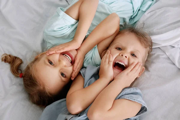 Bedårande lilla systrar — Stockfoto