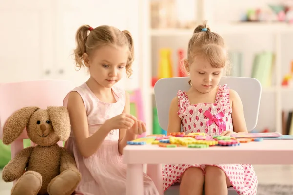 Schattige kleine zusters — Stockfoto