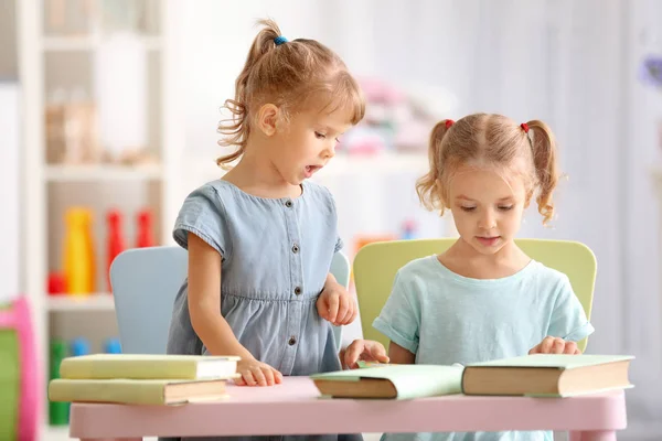 Schattige kleine zusters — Stockfoto