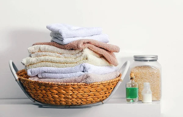 Čisté ručníky v proutěném koši — Stock fotografie