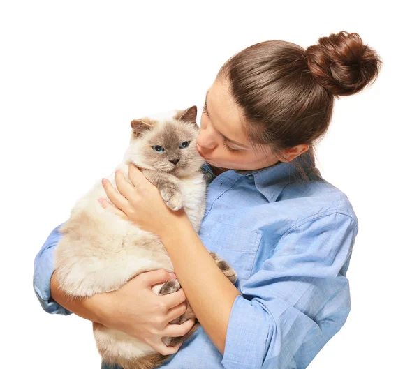 Mooie vrouw met schattige kat — Stockfoto