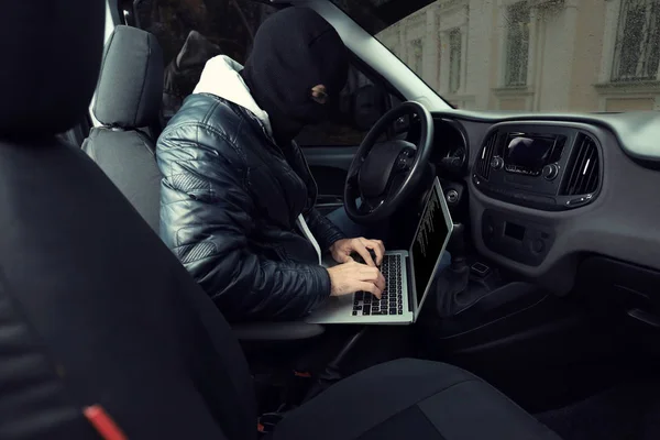 Κλέφτης αυτοκινήτων hacking συστημάτων ασφαλείας — Φωτογραφία Αρχείου