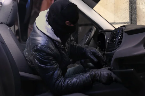 Erkek Hırsız Değerli Araba Çalmak — Stok fotoğraf