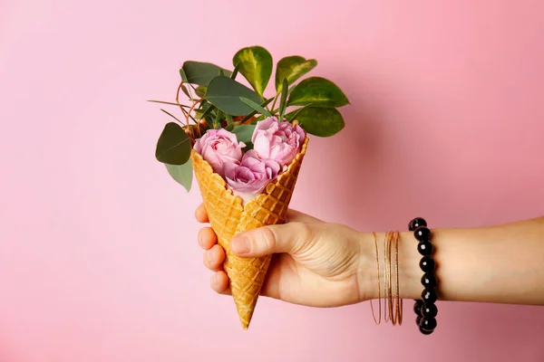 Mão feminina segurando cone de waffle — Fotografia de Stock