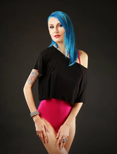 Belle Jeune Femme Avec Des Cheveux Couleur Élégante Tatouage Sur — Photo