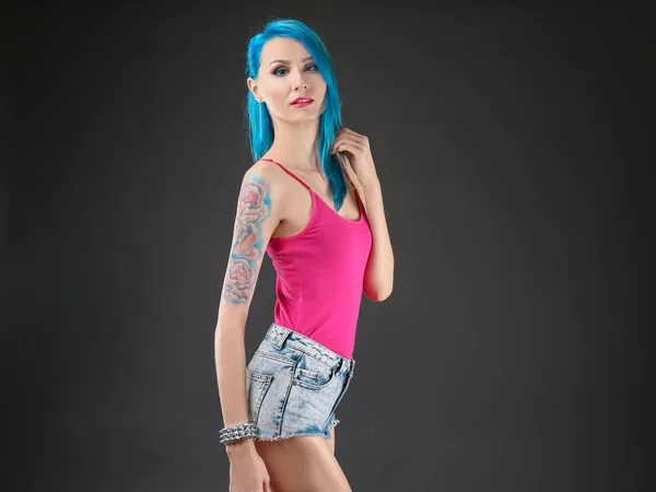 Mooie Jonge Vrouw Met Stijlvolle Kleur Haar Tattoo Donkere Achtergrond — Stockfoto