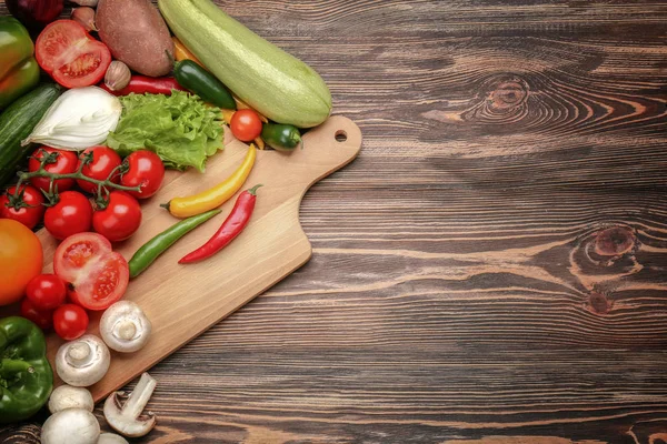 Cutting board and vegetables — Stock Photo, Image