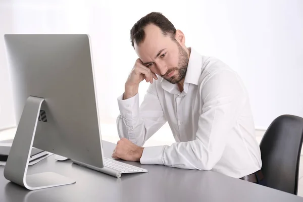 Depressiver schöner Mann — Stockfoto