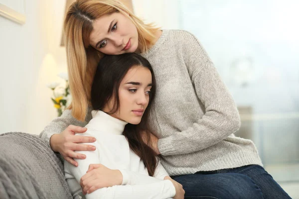 Vrouw knuffelen depressief vriend — Stockfoto