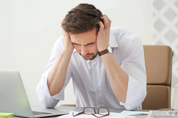 Hombre que sufre de dolor de cabeza —  Fotos de Stock