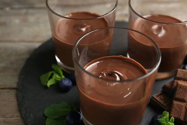 Mousse de chocolate em óculos — Fotografia de Stock