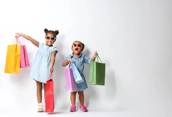 Two cute African girls with shopping bags — Stock Photo, Image