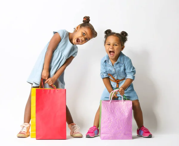 Two cute African girls with shopping bags — Stock Photo, Image